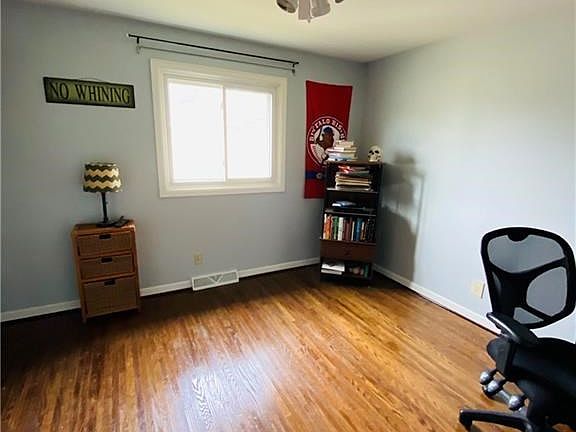 3rd image of 223 Coronation Dr