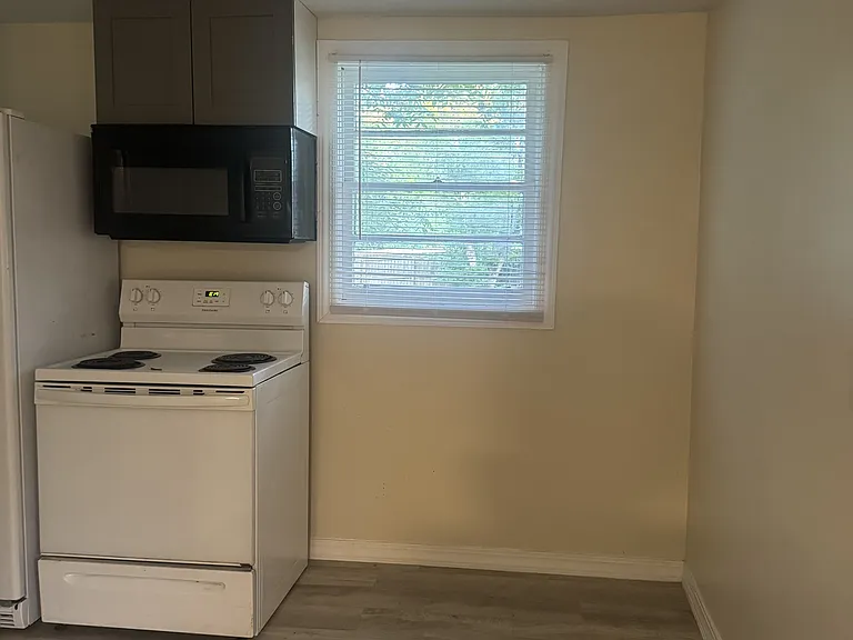 1011 Carter St — Photo 6