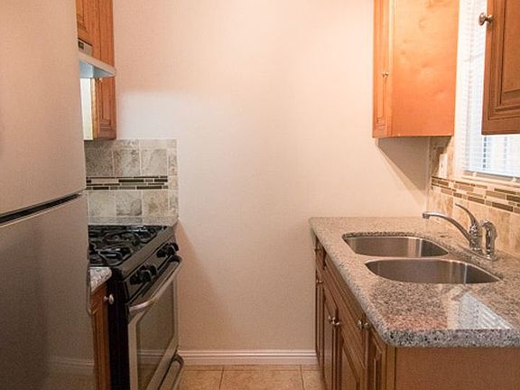 3rd image of 830 W Mission Bay Dr #6068668