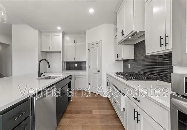 1050 Whistler St — Photo 30