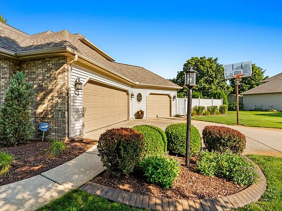 4th image of 60642 Creekstone Dr