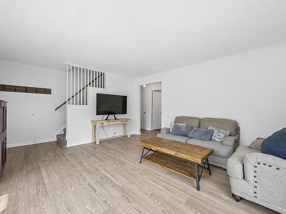 3rd image of 116 W Park Dr
