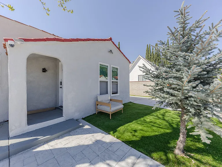 2461 Saint Pierre Ave — Photo 45