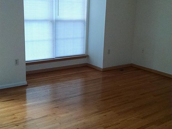 3rd image of 306 Barrington Ln
