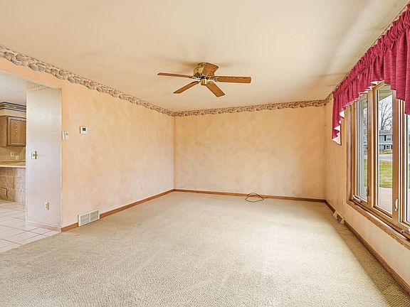 3rd image of 321 Superior St