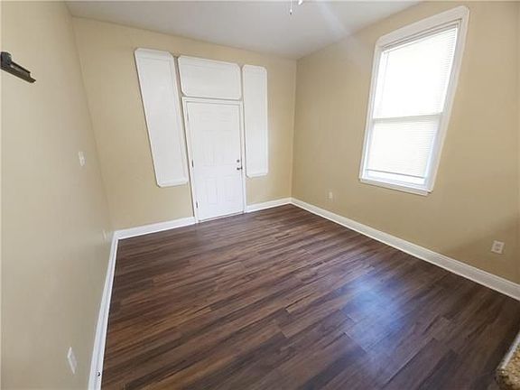 4th image of 1911 Port St