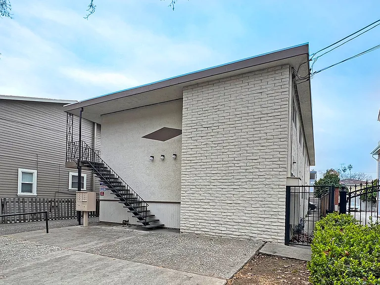 S. 9TH 67 — Photo 2