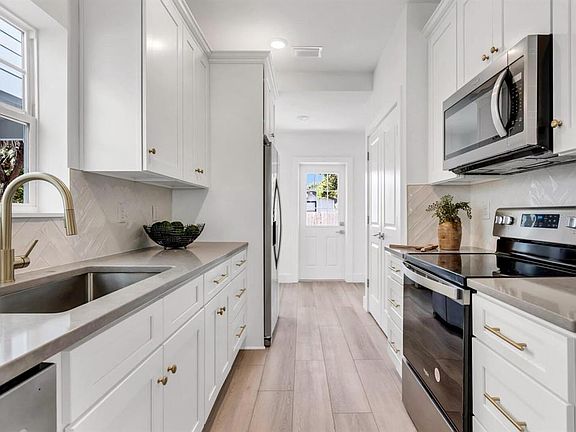 4th image of 2333 W Beach St