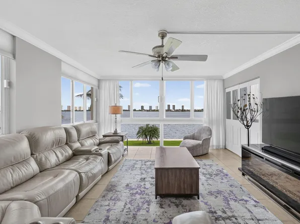 301 LAKE SHORE Drive #201, Lake Park, FL 33403