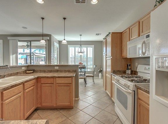 4th image of 3549 E Meadowview Dr