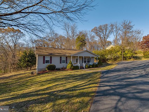 3rd image of 25 Woodward Ct