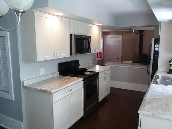 3rd image of 3115 N Grand River Ave