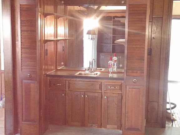 Wet bar in the family room