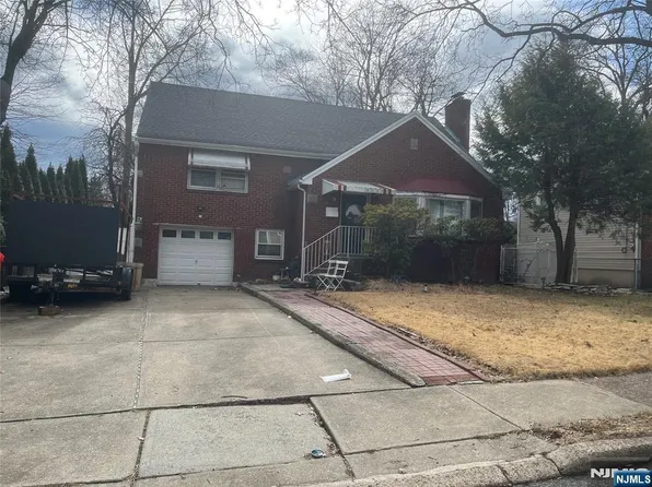 86 Howland Ave, Teaneck, NJ 07666