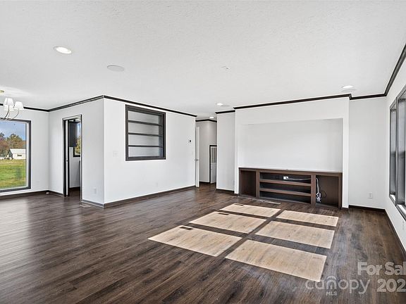 4th image of 104 Myers Ln