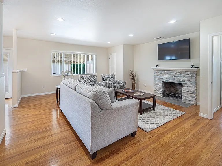 549 N La Sena Ave — Photo 4