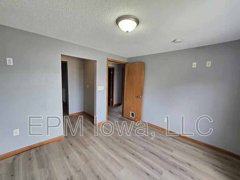 518 E 2nd St — Photo 26