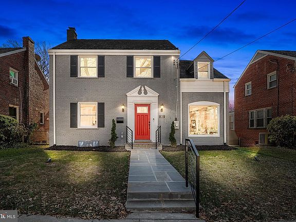 2nd image of 1615 Varnum Pl NE
