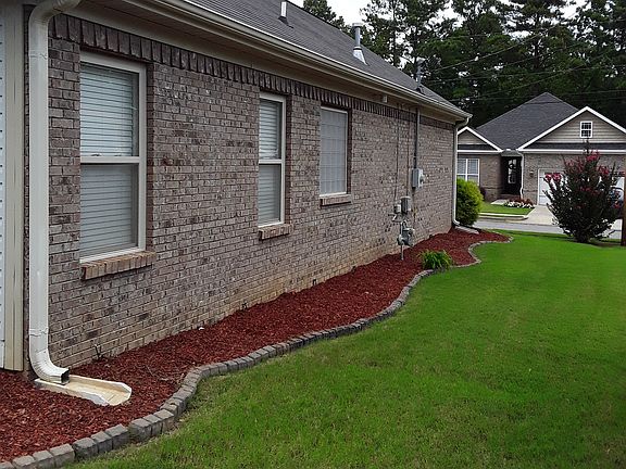 Sod lawn with fresh mulch 