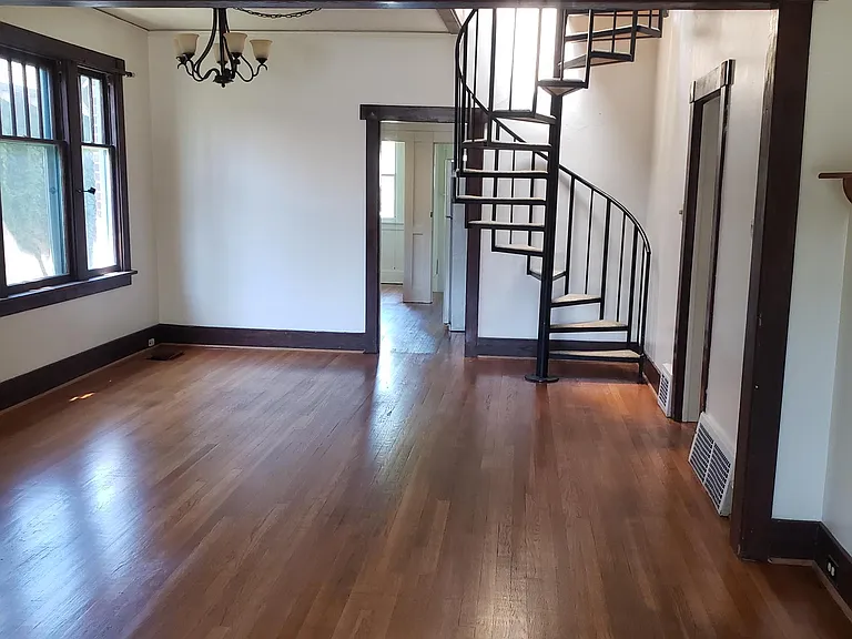 371 N Corona St — Photo 2