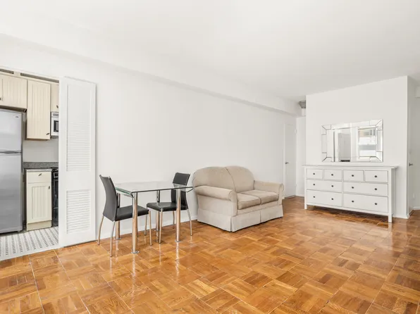 310 East 49th Street 7B image 2 of 6