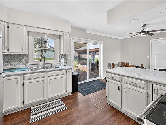 3rd image of 4940 Wanda Dr