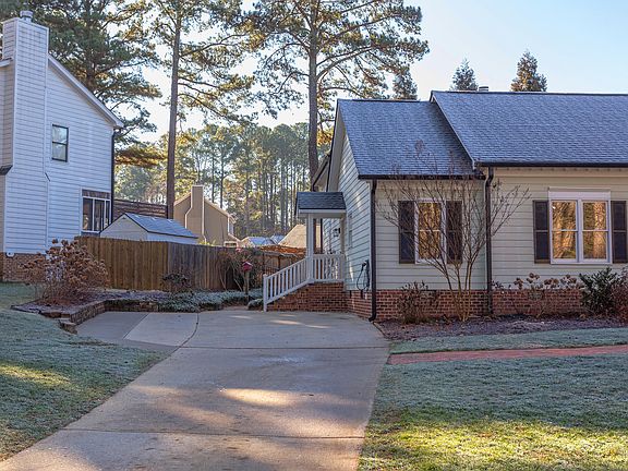5th image of 203 Pinewood Dr