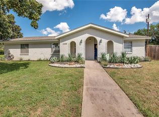 2208 Shady Brook Dr, Bedford, TX 76021