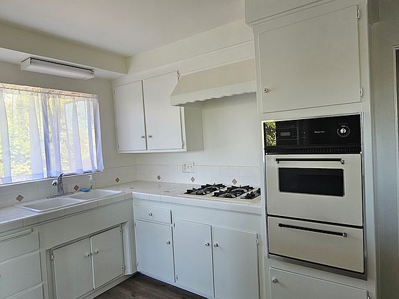 5th image of 2558 Sunset Dr