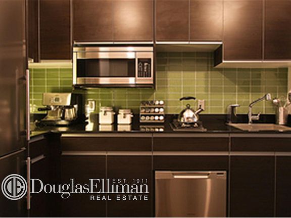 3rd image of 116 John St APT 408