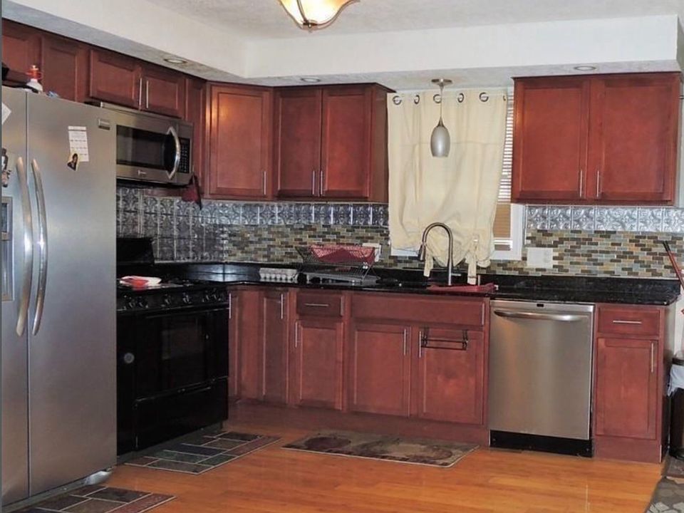 2nd image of 275 Morton St
