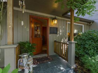 19915 NE Halsey St, Portland, OR 97230