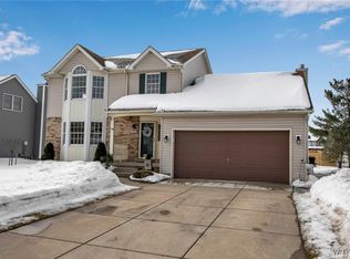 8 Hidden Trl, Lancaster, NY 14086