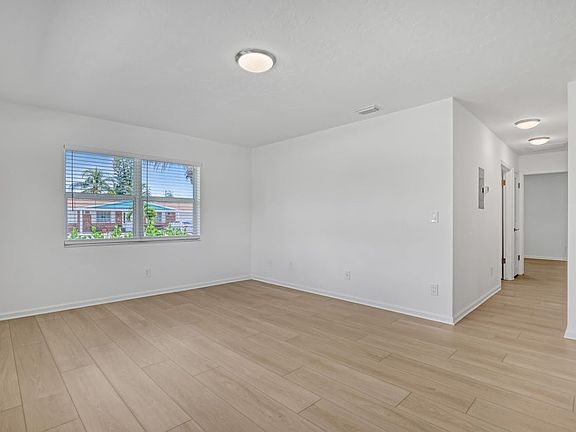 5th image of 800 S Broadway