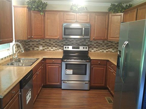 4th image of 305 Pinedale Dr