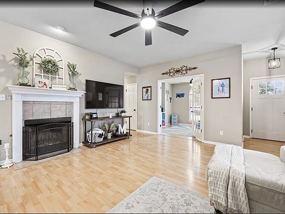 3rd image of 805 Hilltop Dr