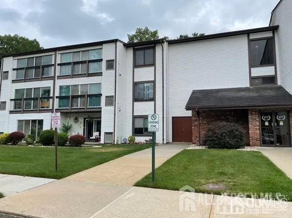 277 Cross Dr, Monroe Township, NJ 08831