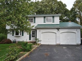 5730 Dalton Dr, Farmington, NY 14425