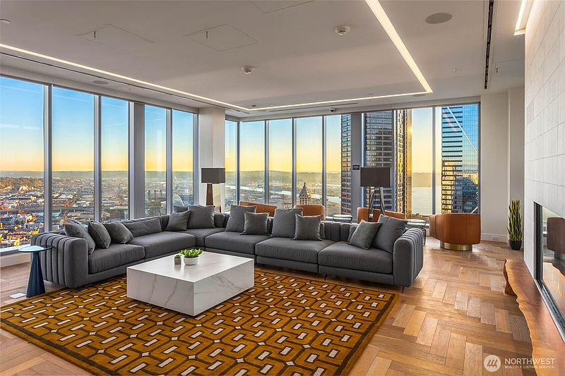 5th image of 800 Columbia Street #1606