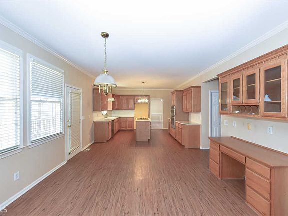 5th image of 2101 Laurel Hill Dr