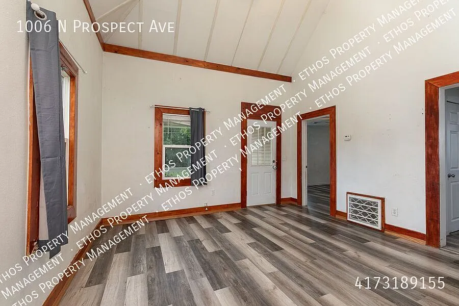 Preleasing now! Available for showing on 9/14. 2 bed/1 bath near Highway44! — Photo 4