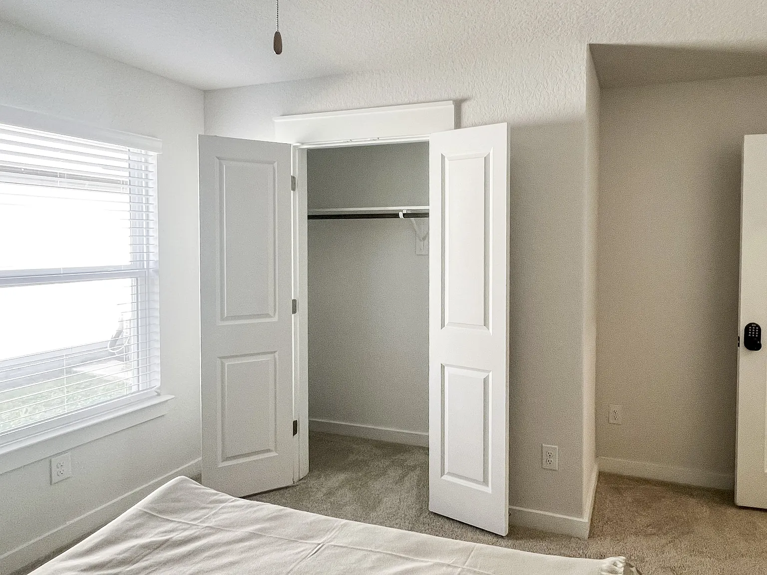 4 bed, 2.0 bath, 2000 sqft, $685 — Photo 2