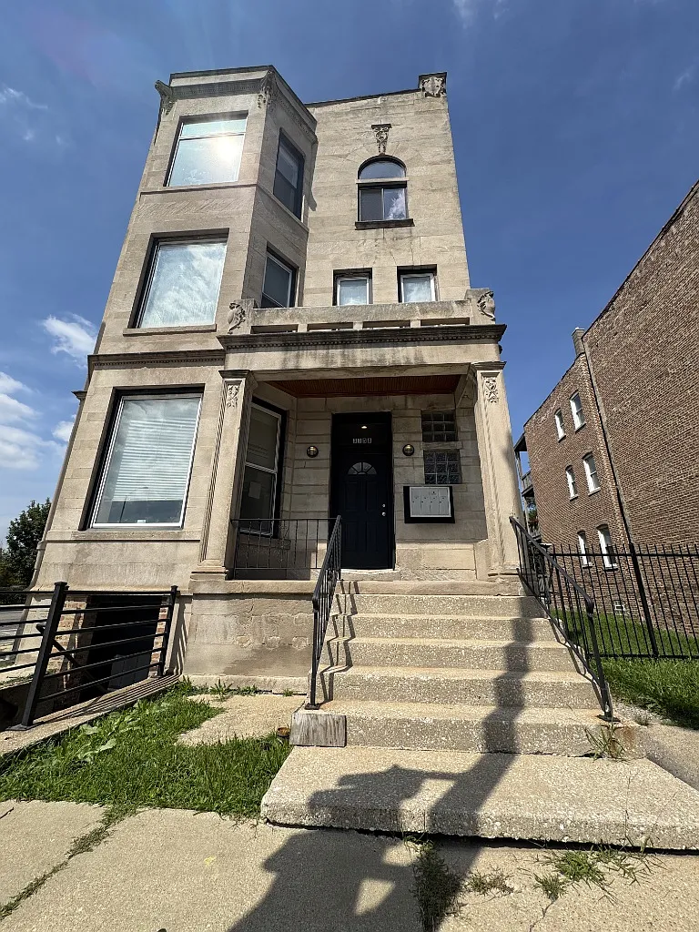 4 bed, $2,450 — Photo 1