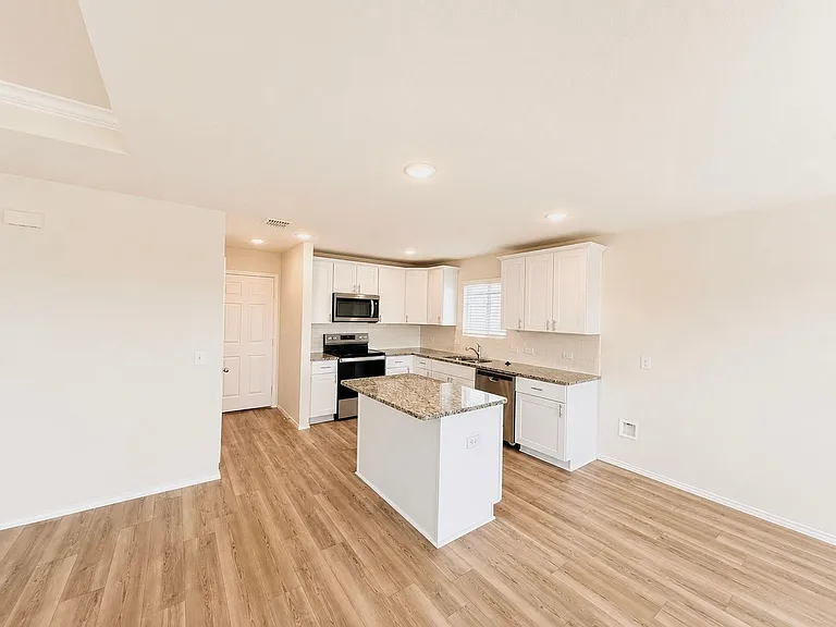 4533 Greenham Ln — Photo 7