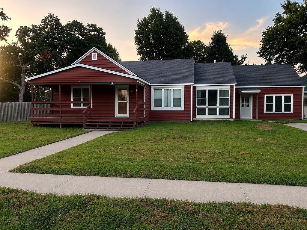 208 E Elm St - Property Image