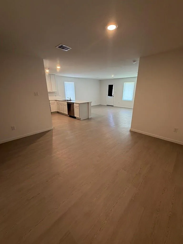4 bed, 2.0 bath, 1760 sqft, $2,450 — Photo 4