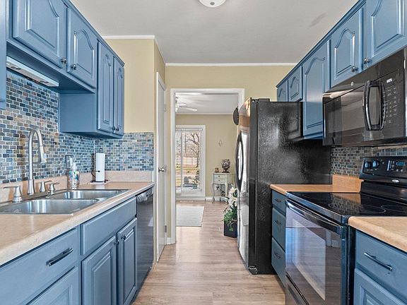 4th image of 3015 Arrowwood Dr
