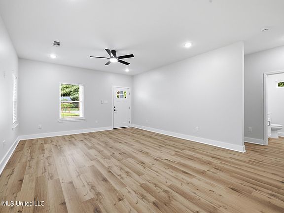 4th image of 154 Balmoral Ave