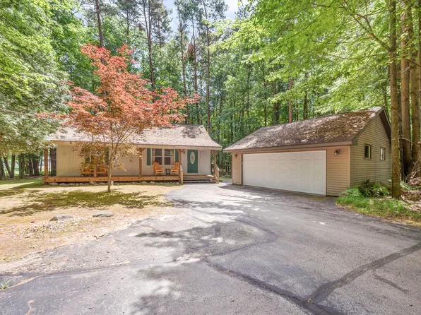 10513 Thornapple Dr, Stanwood, MI 49346