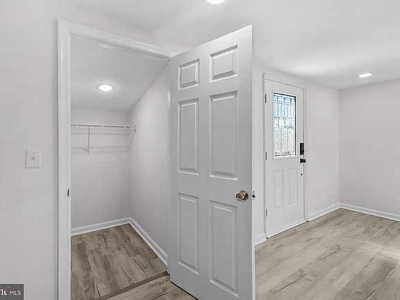 5th image of 405 Park Ln